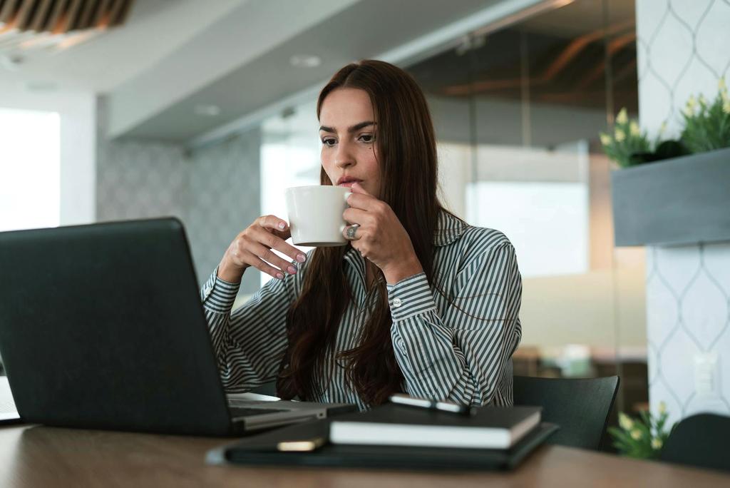 Profesyonel ekip proje başlatma sürecinde modern ofiste